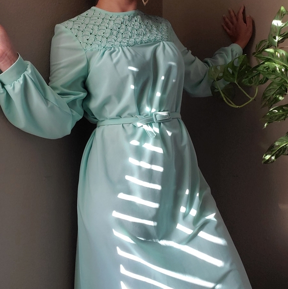 70s Lady Windsor Belt Dress - Picture 2 of 15